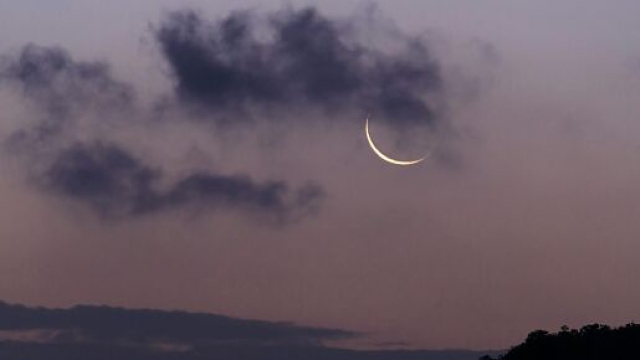 Luna tra le nuvole in cielo - © Pexels.