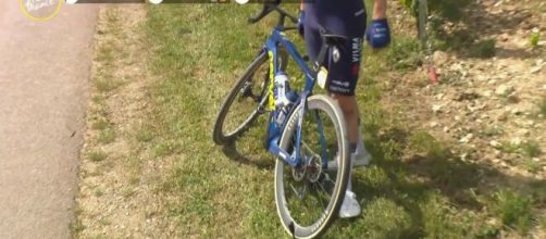 Jan Tratnik con la bici di Vingegaard - Screenshot © Eurosport.