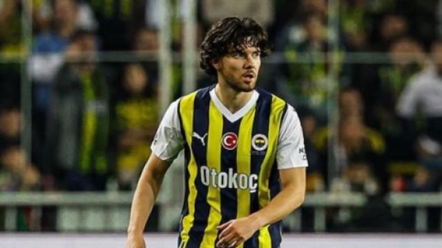 Ferdi kadioglu con la maglia del Fenerbahçe - Foto profilo Instagram © ferdikadioglu.