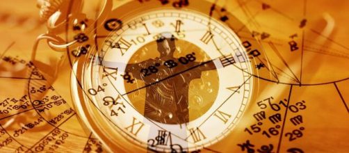 Orologio e simboli astrologici - Immagine di © Pixabay