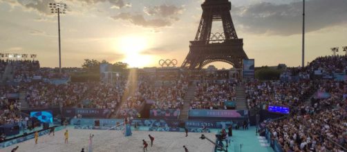 Lo spettacolare scenario delle gare del beach volley a Parigi © Blasting News