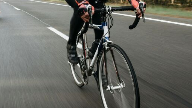 Ciclista in strada &copy; Pexels.com
