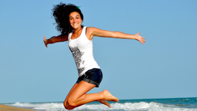 Donna felice, mare e cielo - © Pixabay.