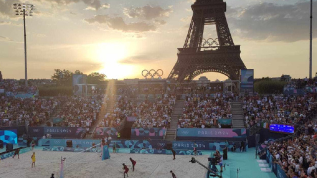 Lo spettacolare scenario delle gare del beach volley a Parigi © Blasting News