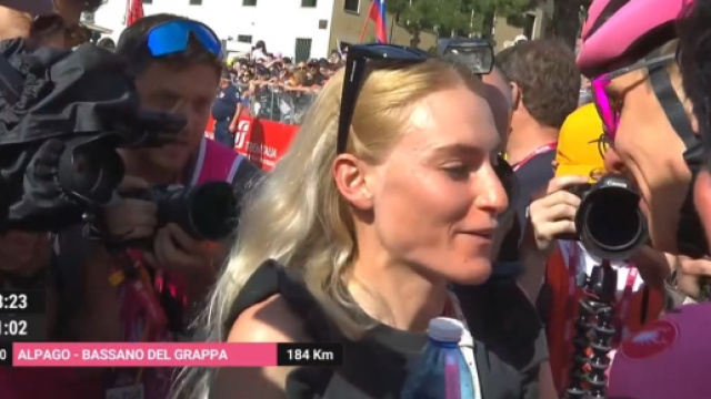 Tadej Pogacar e la compagna Urska Zigart - Screenshot © Eurosport