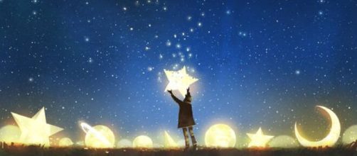 Una ragazza sotto un cielo stellato (©pixabay.com)