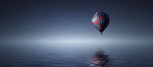 Una mongolfiera nella notte - © Pixabay.com