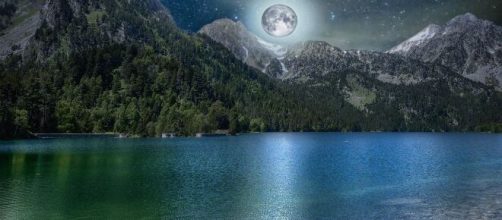 Cielo e lago con la luna - © Pixabay.