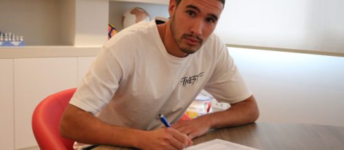 Riccardo Spaltro nel momento della firma con il Crotone - ® FcCrotone.It