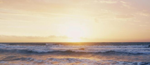Tramonto sulle onde del mare - © Pexels