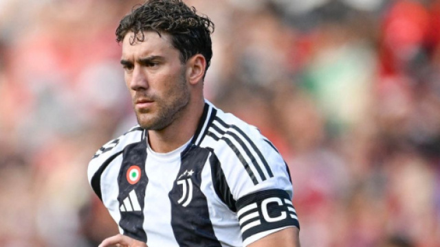 Dusan Vlahovic, attaccante della Juventus con la fascia da capitano. Foto © Juventus FC