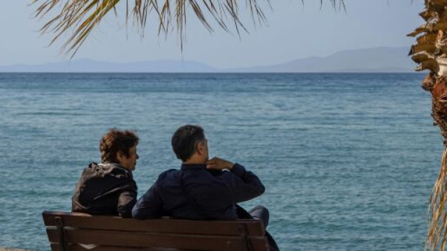 Coppia che osserva il mare © Pexels.
