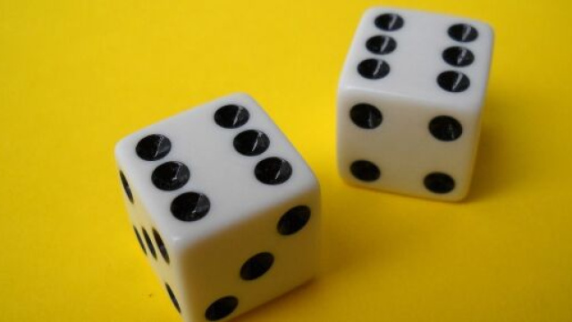 Dadi su sfondo giallo - &copy; Pixabay