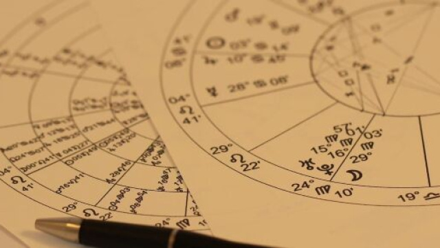 Penna e simboli dei segni zodiacali - Foto da © Pixabay.