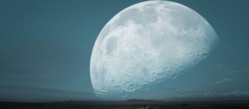 Una grande luna su sfondo azzurro © Pixabay