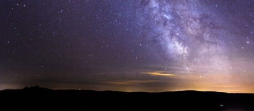 Un cielo notturno pieno di stelle - © pixabay.com