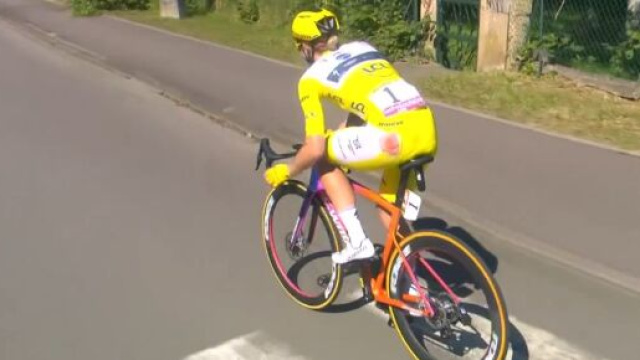 Demi Vollering dopo la caduta - Screenshot © Eurosport