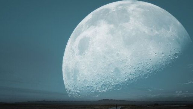 Una grande luna su sfondo azzurro © Pixabay