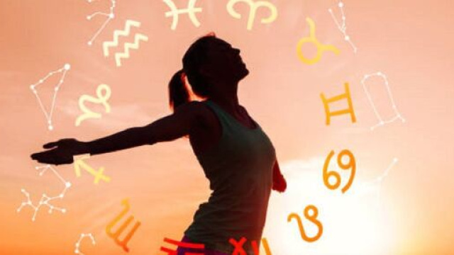 Oroscopo, una ragazza e la ruota dello zodiaco (© Unsplash).
