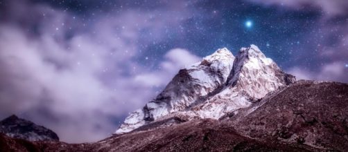 Cielo stellato su una montagna innevata © pixabay.com