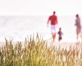 Famiglia che passeggia sulla spiaggia © Pixabay.