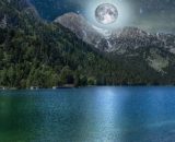 Lago con montagne e luna © Pixabay