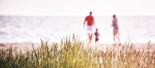 Famiglia che passeggia sulla spiaggia © Pixabay.