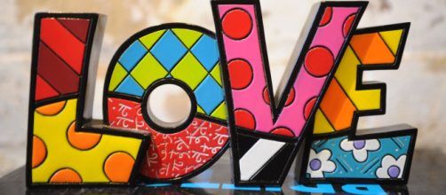 Scritta 'Love' di Romero Britto © Pixabay.