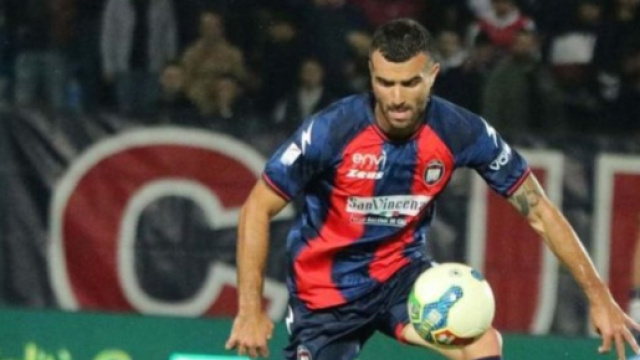 Carlo Crialese con la maglia del Crotone © Instagram