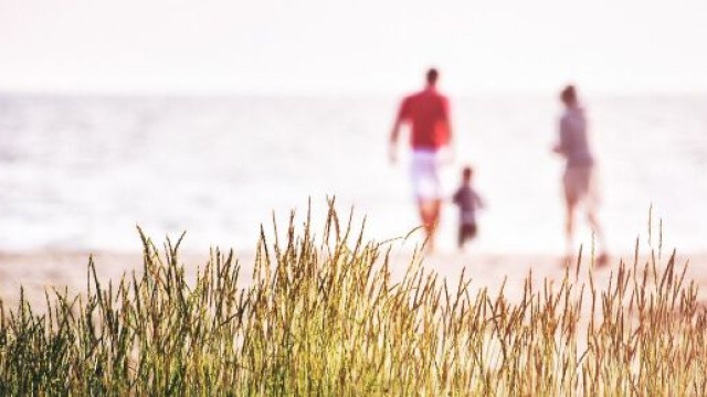 Famiglia che passeggia sulla spiaggia © Pixabay.