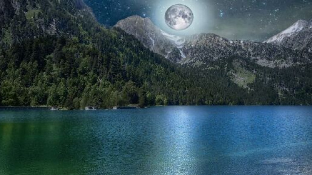 Lago con montagne e luna © Pixabay