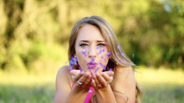 Donna con fiori colorati © Pixabay