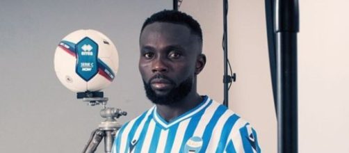 Theophilus Awua con la maglia della Spal © Instagram