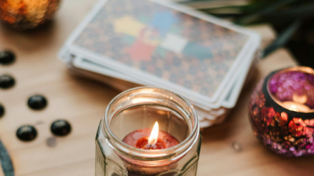 Candele e carte di tarocchi © Pexels