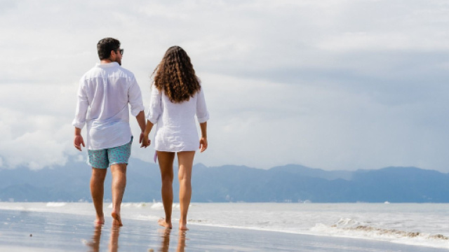 Coppia felice passeggia sulla spiaggia © Pixabay