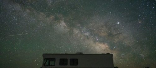 Un camper sotto un cielo stellato (© Pexels)