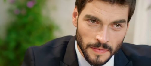 Akın Akınözü, l'attore che interpreta Miran © Hercai