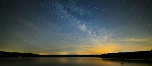 Tramonto sul lago con stelle © Pexels