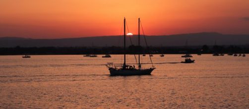 Barca a vela al tramonto © Pexels