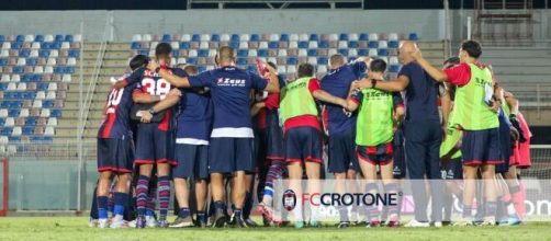 L'abbraccio dei calciatori del Crotone a fine gara © Facebook