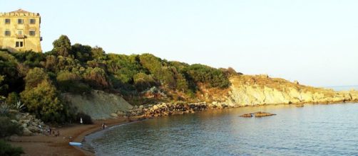 La spiaggia di Torre Scifo © Wikimedia Commons