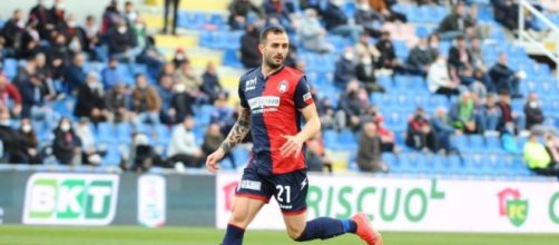 Manuel Nicoletti con la maglia del Crotone © Instagram