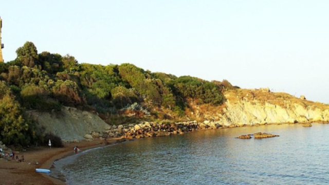 La spiaggia di Torre Scifo &copy; Wikimedia Commons