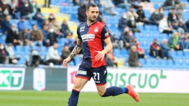 Manuel Nicoletti con la maglia del Crotone - &copy; Instagram / Manuel Nicoletti