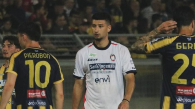 Riccardo Stronati con la maglia del Crotone © Instagram