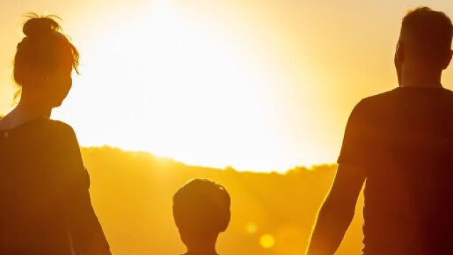 Una famiglia che ammira il tramonto &copy; Pixabay