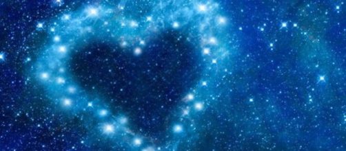 Cuore raffigurato in un cielo stellato (© Pixabay).