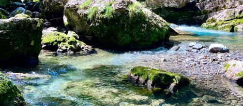 Trekking al Sentiero dell'Acqua con le sue pozze cristalline © Mara Bossini