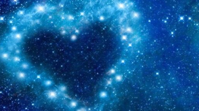 Cuore raffigurato in un cielo stellato (© Pixabay).