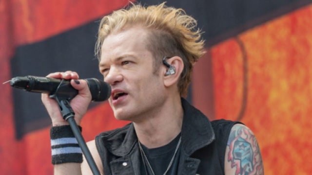 Deryck Whibley durante un concerto nel 2023 &copy; Wikimedia Common